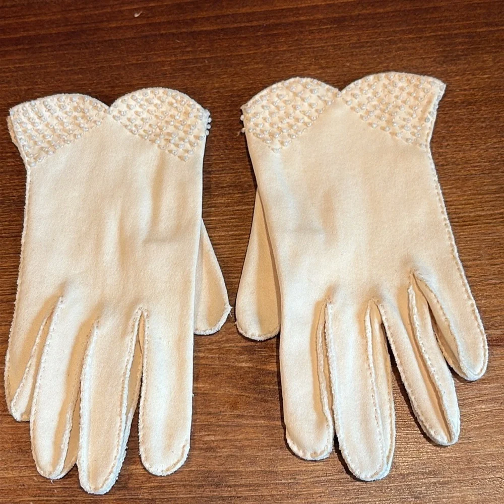 Elegant 50s vintage Cream Gloves Beaded Detail